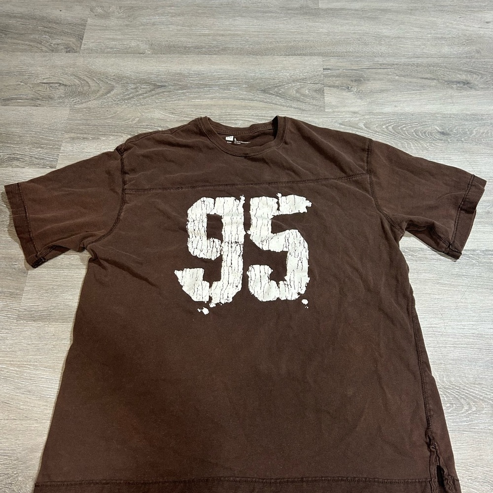 GAP Men's Brown Tee with Distressed White '95' Graphic